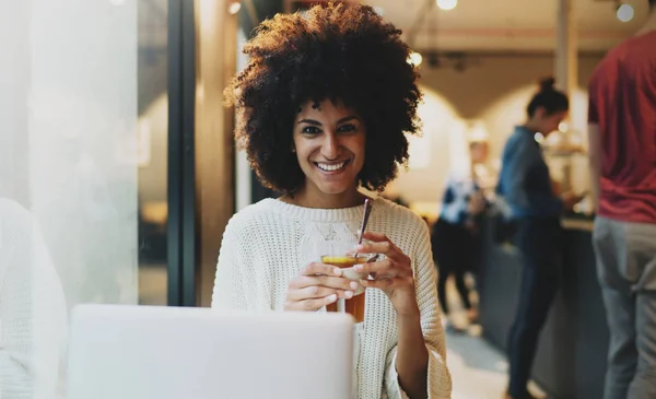 Glada Internationell Student Kvinna Arbetar Kurser Bärbar Dator Medan Sitter — Stockfoto