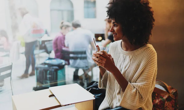 Sjarmerende Internasjonal Student Som Slapper Moderne Kaffebar Mens Hun Har – stockfoto