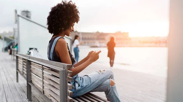 Skickliga Attraktiva Student Hona Med Afro Frisyr Bär Jeans Overaller — Stockfoto