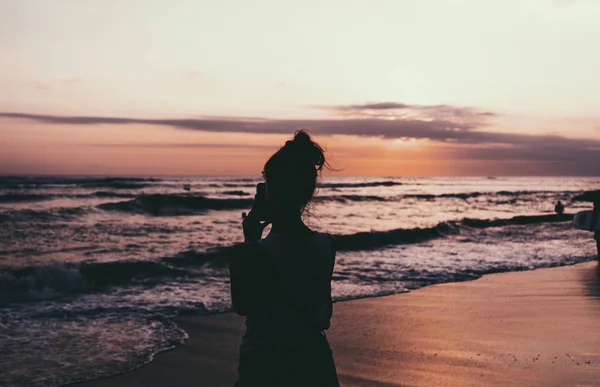 Ung Kvinna Frilansare Tar Foto Vacker Och Färgsprakande Solnedgång Havet — Stockfoto