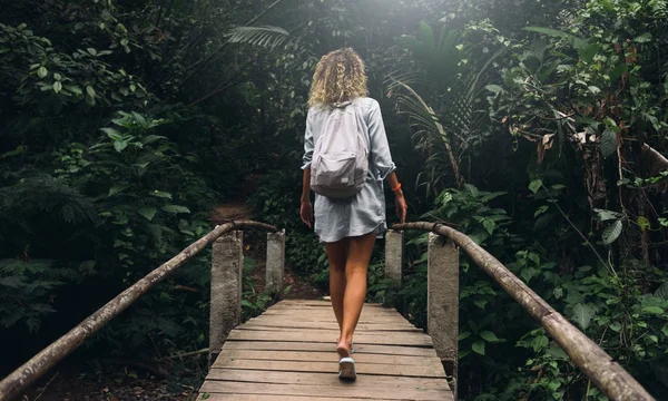 Visa Från Tillbaka Fotot Unga Kaukasiska Kvinna Med Lockigt Hår — Stockfoto