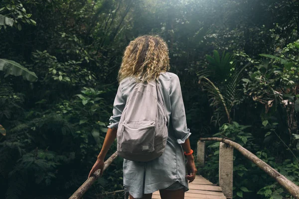 Pemandangan Dari Foto Belakang Turis Perempuan Muda Dengan Rambut Keriting — Stok Foto