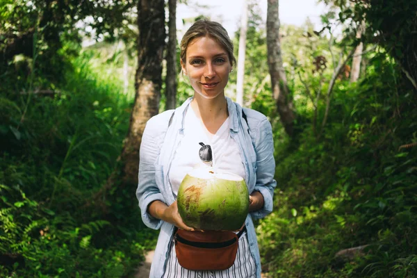 Jovem Mulher Sorridente Está Segurando Coco Verde Com Palhas Enquanto — Fotografia de Stock