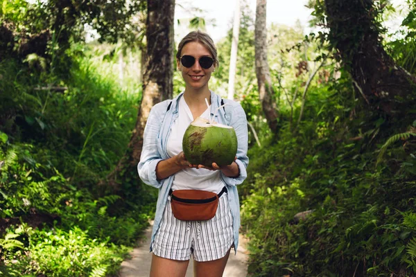 Jovem Blogueiro Viagens Está Segurando Coco Verde Com Palhinhas Enquanto — Fotografia de Stock