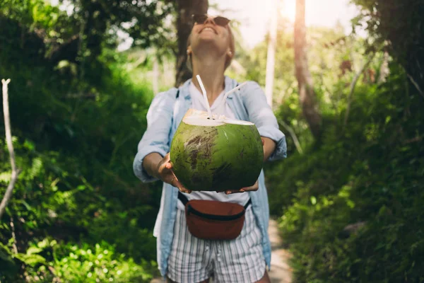 Jovem Caucasiana Fêmea Está Segurando Coco Verde Com Palhas Enquanto — Fotografia de Stock