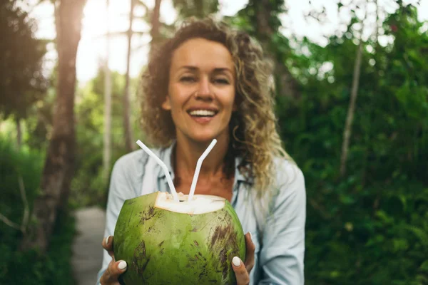 Unga Smiley Kvinna Med Lockigt Hår Offranden Kokos Cocktail Grön — Stockfoto