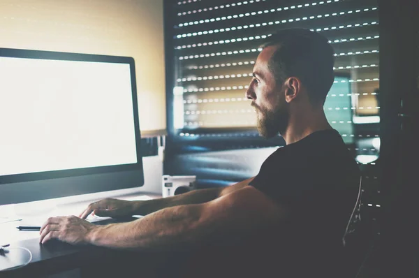Bearded Caucasian Man Sitting Blank White Monitor Computer Muscular Handsome — Stock Photo, Image
