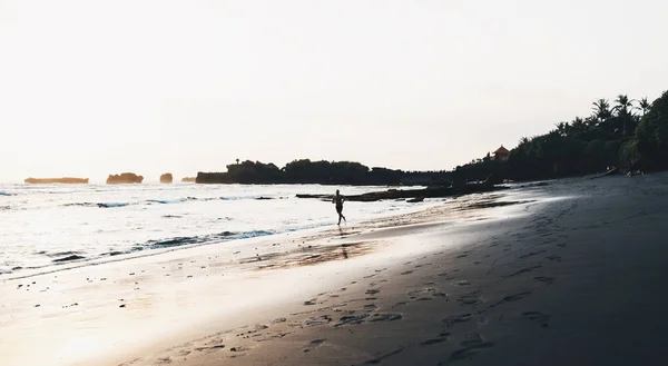 Pria Berotot Berjanggut Sporty Berjalan Pantai Pasir Liar Anak Muda — Stok Foto