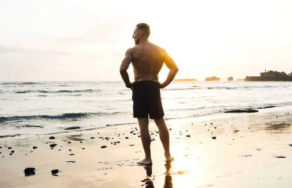 Sebuah Siluet Dari Seorang Pria Sporty Melihat Pantai Pantai Pasir — Stok Foto