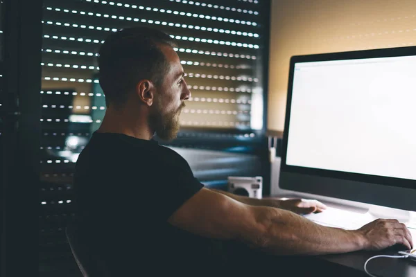 Bearded Caucasian Male Sitting Blank White Monitor Computer Muscular Hipster — Stock Photo, Image