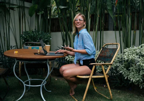 Donna Bionda Caucasica Seduta Con Computer Portatile Telefono Cellulare Nel — Foto Stock