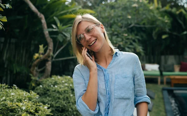 Kvinna Med Blont Hår Glasögon Har Samtal Mobiltelefonen Medan Kopplar — Stockfoto