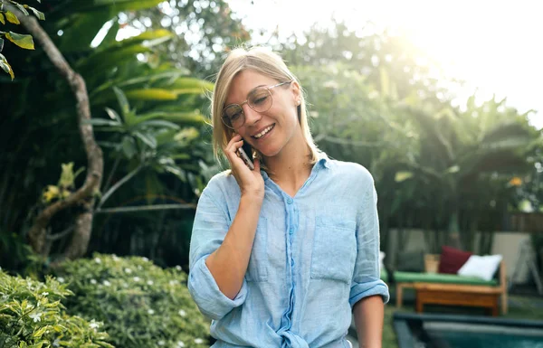 Atrakcyjne Kaukaski Kobieta Okularach Jest Szczęśliwa Połączenia Telefonu Komórkowego Podczas — Zdjęcie stockowe
