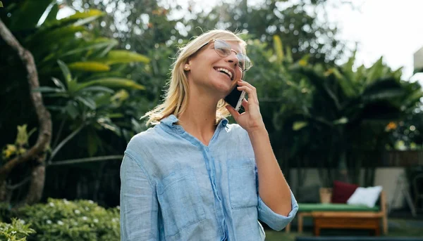 Gözlük Takan Bir Kadını Iyi Haber Ortağından Cep Telefonuyla Bir — Stok fotoğraf