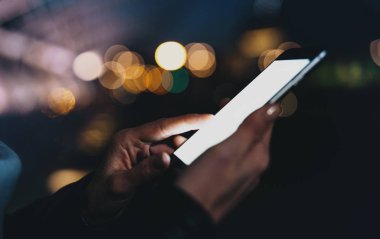 Cep telefonu ile boş kopya alanı perde metin iletiniz için tutarak veya içerik, kadın smartphone ile ilgili notlar aşağı açık havada dinlenirken koyarak reklam kadının el Resim kırpılmış.
