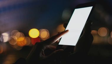 Cep telefonu ile boş kopya alanı perde metin iletiniz için tutarak veya açık havada dinlenirken smartphone cep telefonu ile içerik, kadın rezervasyon otel reklam kadının el Resim kırpılmış.