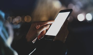 Metin iletiniz için boş kopya alanı ekranlı cep telefonu tutan veya smartphone cep telefonu ile içerik, kadın arama bilgi açık havada dinlenirken reklam kadının el Resim kırpılmış.