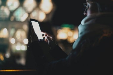 Metin iletiniz için boş kopya alanı ekranlı cep telefonu tutan veya smartphone cep telefonu ile içerik, kadın kontrol e-posta kutusu açık havada dinlenirken reklam kadının el kırpılmış görüntü.
