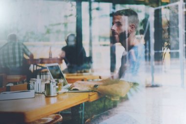 Başarılı freelancer internette yeni başlangıç projesi bilgiyle bir taşınabilir bilgisayarda kontrol. Bir dizüstü bilgisayar tarafından bir blog yorum yazarak hipster adamın wifi bağlantısı. 