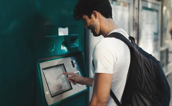 Estudiante Está Comprando Boletos Para Viaje Tren Fin Semana Máquina —  Fotos de Stock