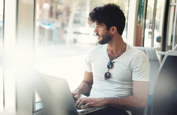 Hipster Barbudo Está Trabalhar Num Computador Portátil Ligado Público Enquanto — Fotografia de Stock