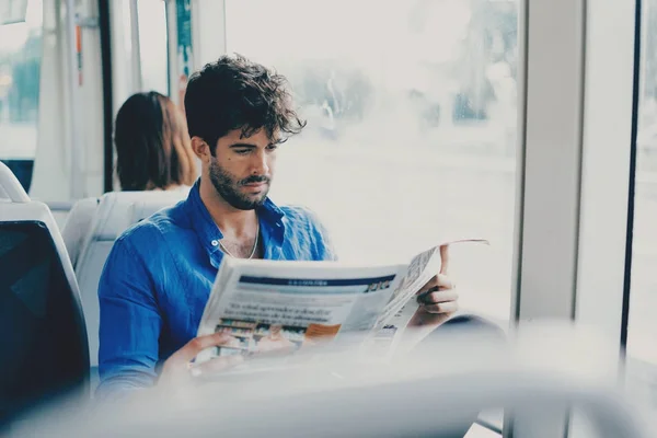 Jovem Macho Atraente Está Lendo Jornal Enquanto Sentado Bonde Cidade — Fotografia de Stock