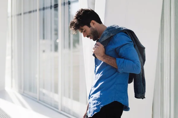 Aantrekkelijke Jonge Man Met Donkere Krullend Haar Licht Blauw Shirt — Stockfoto
