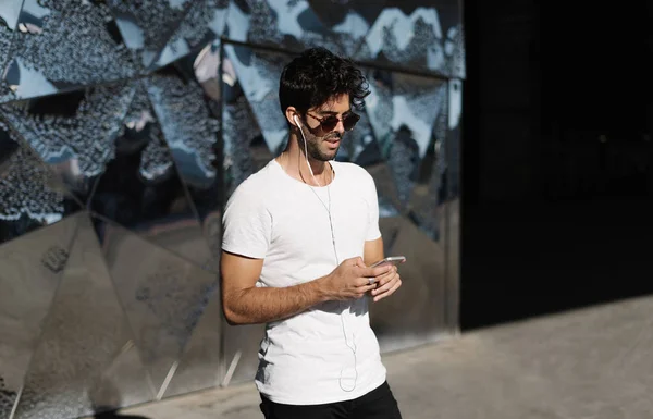 Knappe Kaukasische Bebaarde Mannen Dragen Zonnebril Een Lege Witte Shirt — Stockfoto