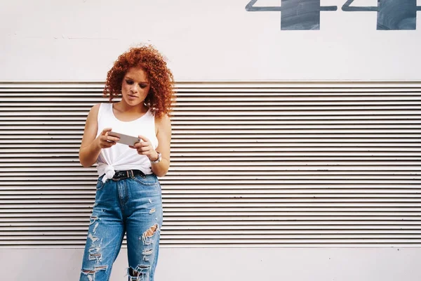 Jonge Rode Donkerharige Vrouw Het Typen Van Berichten Een Smartphone — Stockfoto