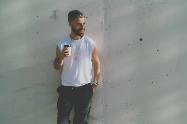 Όμορφος Γενειοφόρος Hipster Τύπος Δοκιμάζοντας Φρέσκα Takeaway Καφέ Ένα Φλυτζάνι — Φωτογραφία Αρχείου