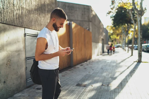 여행자 도시에서 탐색에 전화를 전화에 메시지를 어깨에 Hipster — 스톡 사진