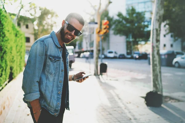 블로거 스마트폰에 거리에 뉴스를 프로그램을 Hipster 남자는 거리에 전화로 — 스톡 사진