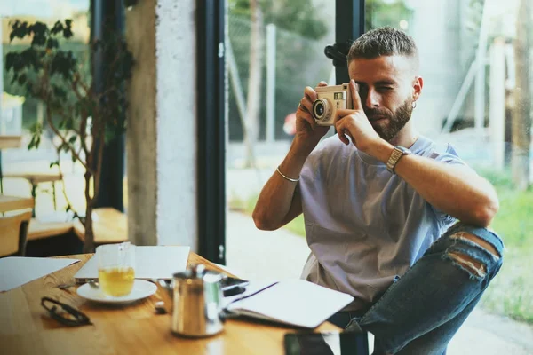 Vardagligen Klädda Stilig Professionell Fotograf Att Bilder Framgångsrik Interiör Design — Stockfoto