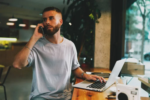 Unga Entreprneneur Att Göra Business Samtal Medan Arbetar Modern Coworking — Stockfoto