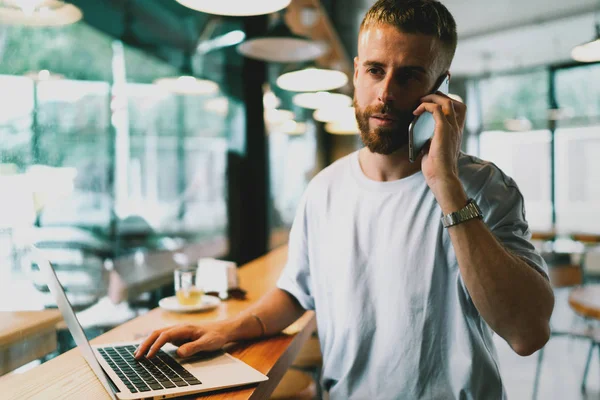 Professionell Entreprenör Bekräftar Betalningsinformation Mobiltelefon Medan Arbetar Modern Coworking Space — Stockfoto