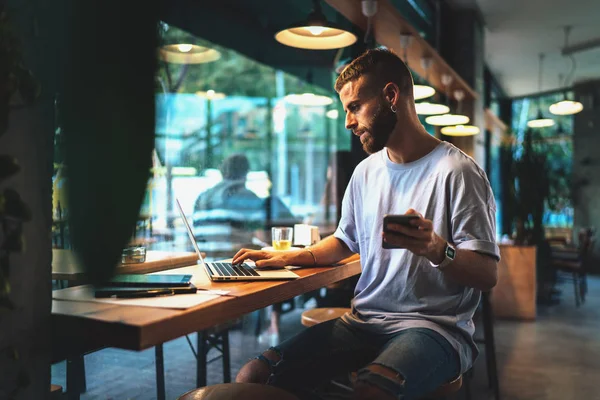 Joven Entrenador Desarrollo Personal Que Responde Cliente Por Correo Electrónico — Foto de Stock