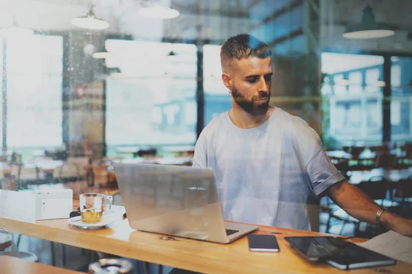 Joven Arquitecto Talentoso Masculino Haciendo Pago Línea Para Reserva Billetes — Foto de Stock