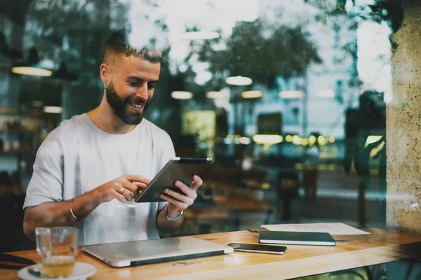 Csinos Fiatal Sikeres Üzletember Élvezi Egy Modern Kávézó Ízletes Tea — Stock Fotó