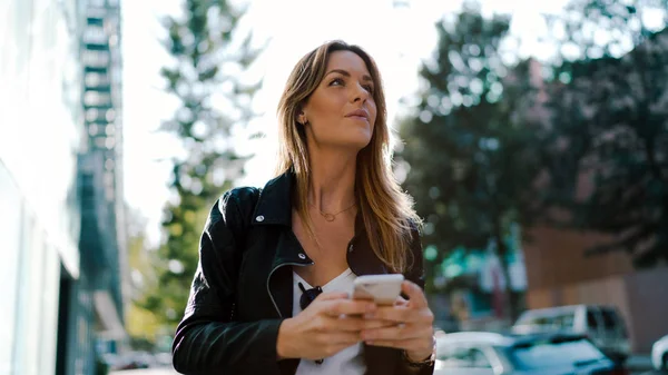 Mujer Look Modelo Está Leyendo Correos Electrónicos Teléfono Inteligente Mientras —  Fotos de Stock