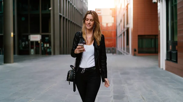 스마트폰 배경에 동안에 메시지를 여자의 비즈니스 전화에 서핑은 금발의 — 스톡 사진