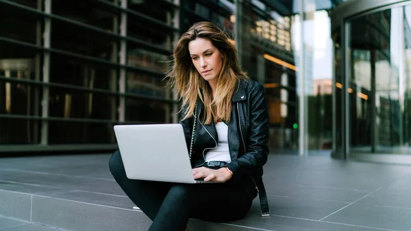 Mulher Negócios Elegante Digitando Mails Para Parceiros Computador Portátil Conectado — Fotografia de Stock