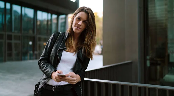 Entreprenör Kvinna Läser Post Din Smartphone När Står Gatan Bakgrunden — Stockfoto