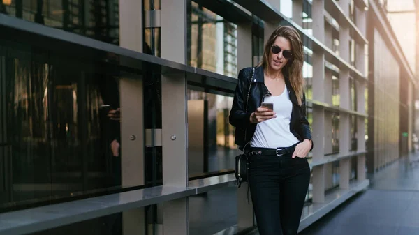 Elegante Mujer Rubia Con Pantalones Vaqueros Negros Chaqueta Cuero Gafas —  Fotos de Stock