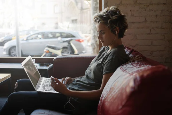 Jonge Zakenvrouw Het Typen Van Mails Door Een Laptop Zittend — Stockfoto