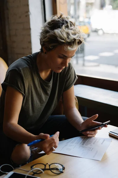 Freelancer Ελκυστική Γυναίκα Διαβάζει Μηνύματα Στην Οθόνη Ενός Smartphone Ενώ — Φωτογραφία Αρχείου