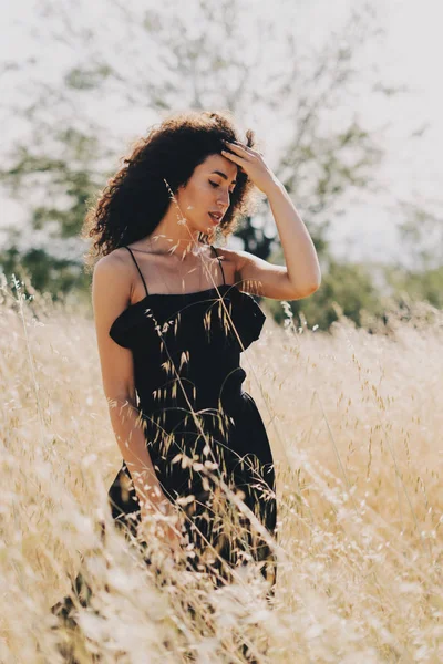 Mulher Caucasiana Encantadora Com Cabelos Longos Escuros Encaracolados Está Olhando — Fotografia de Stock