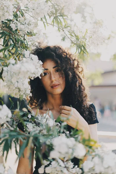 Wanita Kaukasia Cantik Dengan Rambut Keriting Yang Panjang Dan Gelap — Stok Foto