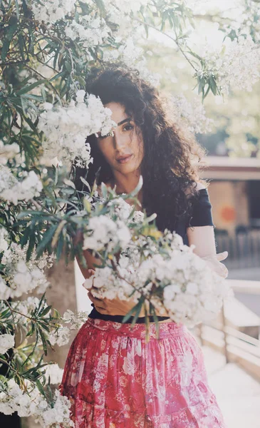 Modelo Joven Mirada Femenina Con Falda Verano Colores Top Negro — Foto de Stock