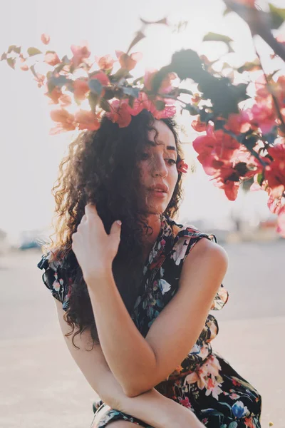Model Muda Terlihat Perempuan Mengenakan Gaun Musim Panas Berwarna Warni — Stok Foto
