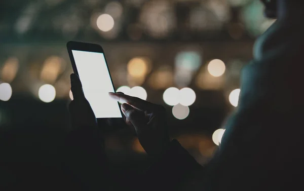 Imagen Recortada Las Manos Mujer Sosteniendo Teléfono Móvil Con Pantalla Imagen de stock